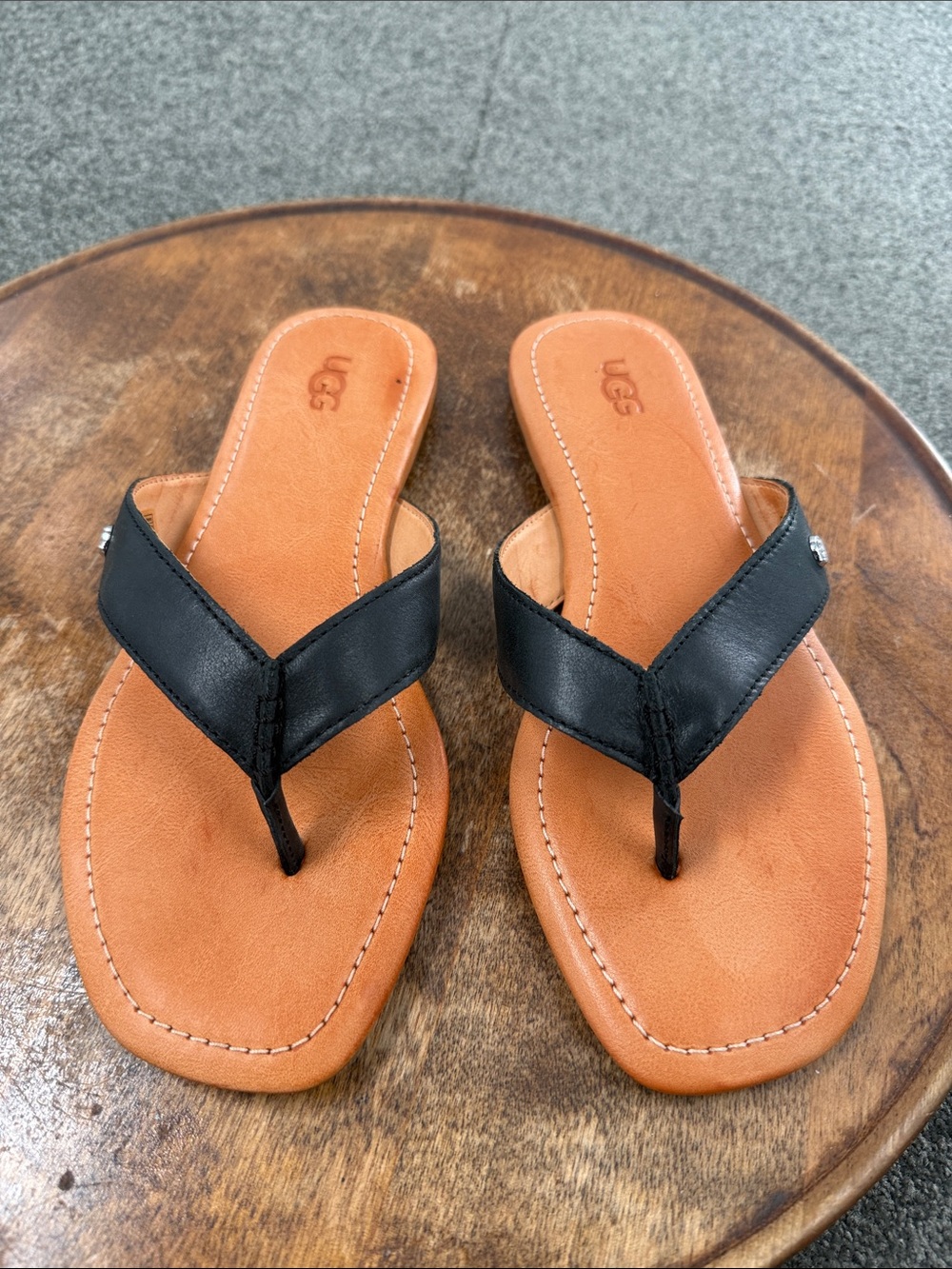 UGG Sandals Wm 8 Carey Black Leather Thong Flip Flops Summer Vacation - Picture 3 of 12